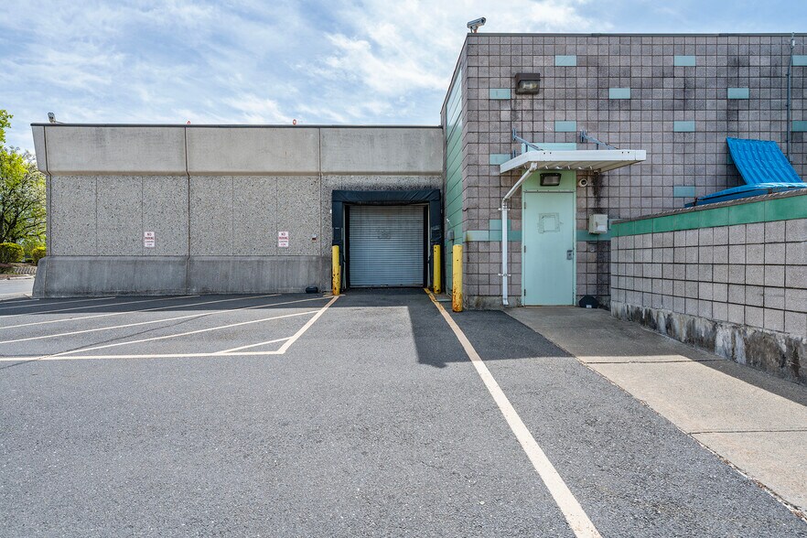 900 Durham Ave, South Plainfield, NJ à louer - Photo de l’immeuble – Image 2 sur 8