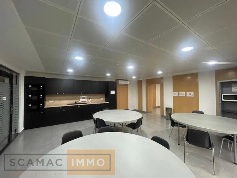 Bureau dans Évry-Courcouronnes à louer - Photo de l’immeuble – Image 3 sur 11