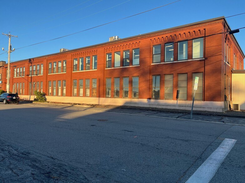 95 Grand Ave, Pawtucket, RI à louer - Photo de l’immeuble – Image 3 sur 29