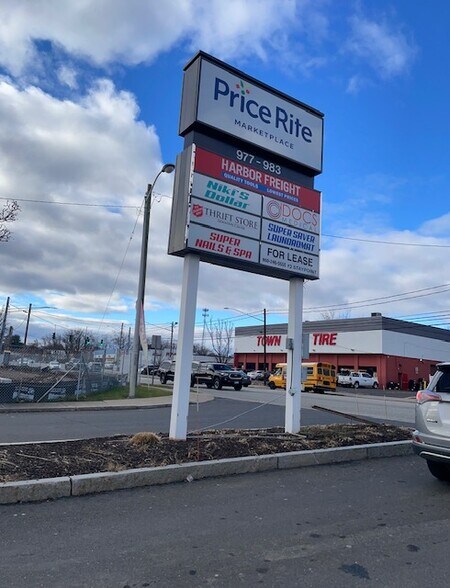 983 New Britain Ave, West Hartford, CT à louer - Photo de l’immeuble – Image 2 sur 6