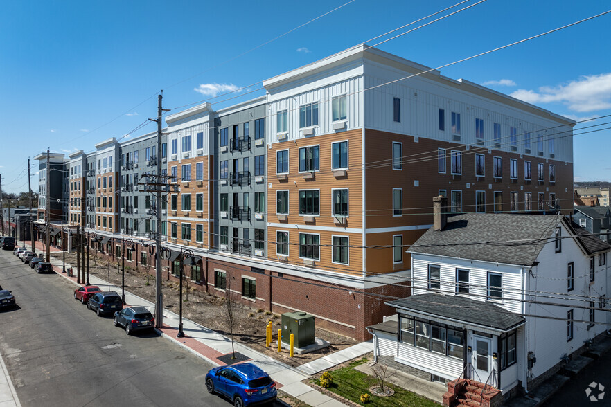 321 E 3rd St, Plainfield, NJ à louer - Photo de l’immeuble – Image 3 sur 7