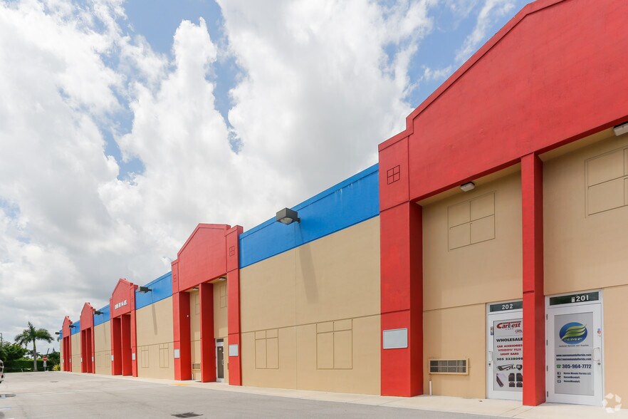 13991 SW 143rd Ct, Miami, FL à louer - Photo de l’immeuble – Image 3 sur 3