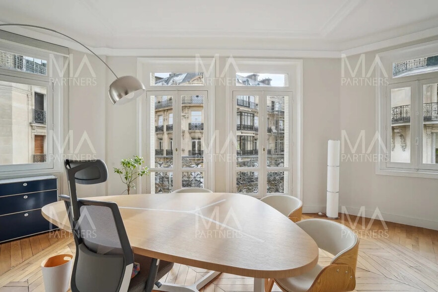 14 Rue Clément Marot, Paris à vendre - Photo de l’immeuble – Image 1 sur 11