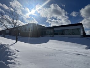 161 Bartley Dr, Toronto, ON à louer Photo intérieure– Image 1 sur 17