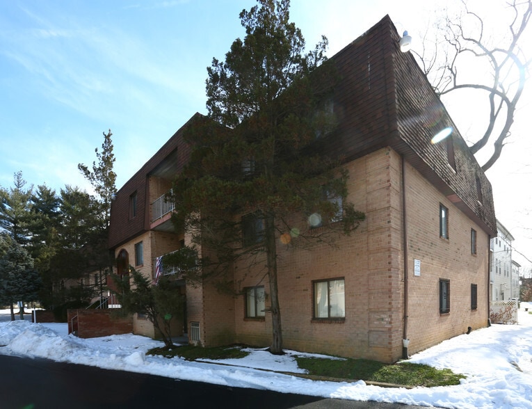 400 S Lansdowne Ave, Yeadon, PA à vendre - Photo principale – Image 1 sur 25