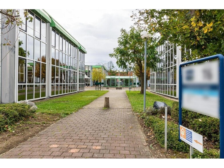 Bureau dans Saint-Thibault-des-Vignes à louer - Photo de l’immeuble – Image 1 sur 12