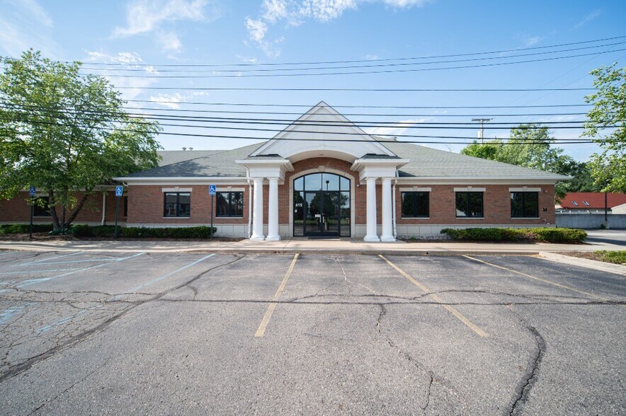 415 E Maple Rd, Troy, MI à vendre - Photo de l’immeuble – Image 2 sur 11