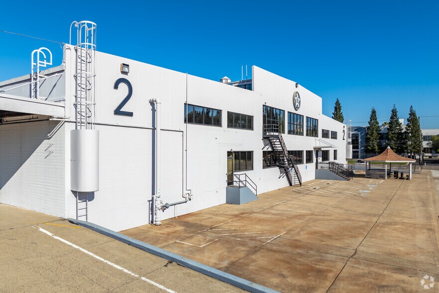 8200-8250 Ferguson Ave, Sacramento, CA à louer - Photo de l’immeuble – Image 1 sur 19