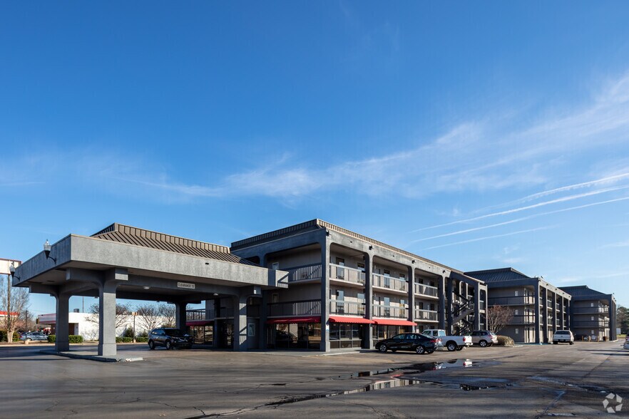 4815 University Dr NW, Huntsville, AL à vendre - Photo principale – Image 1 sur 14
