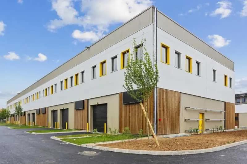 Local d’activités dans Fresnes à louer - Photo de l’immeuble – Image 3 sur 19