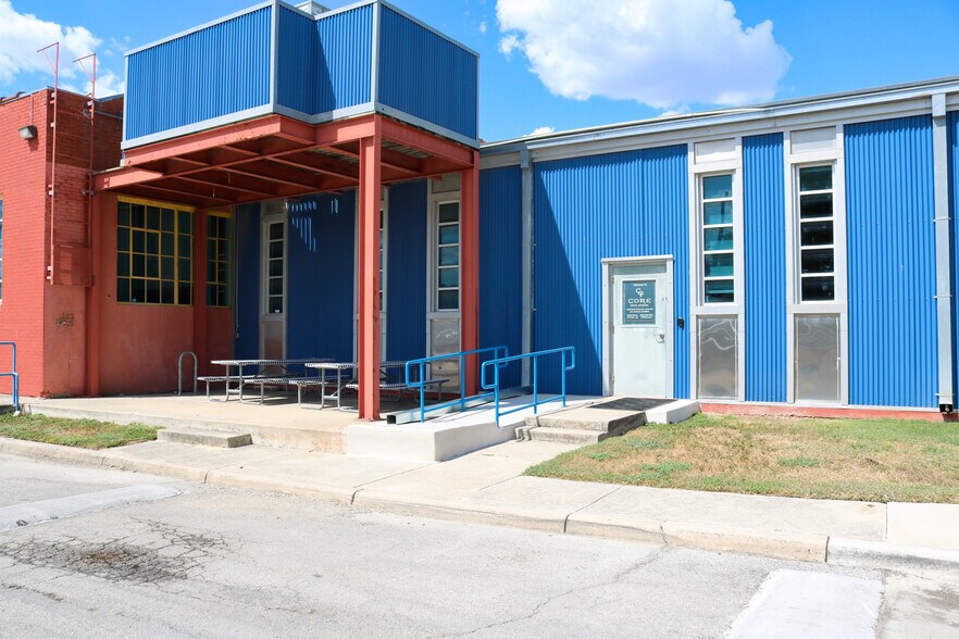 1400 S Flores St, San Antonio, TX à louer - Photo de l’immeuble – Image 2 sur 9