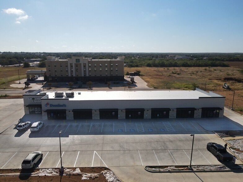 1702 Louise Ln, Pearsall, TX à louer - Photo de l’immeuble – Image 2 sur 21