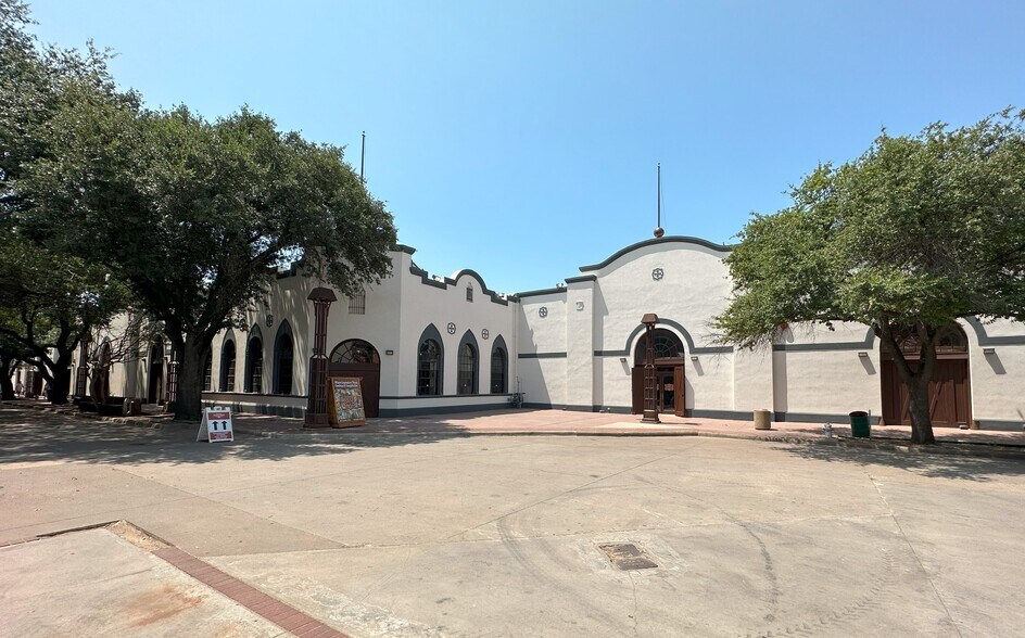 2501-2519 Rodeo Plz, Fort Worth, TX à louer - Photo de l’immeuble – Image 3 sur 13