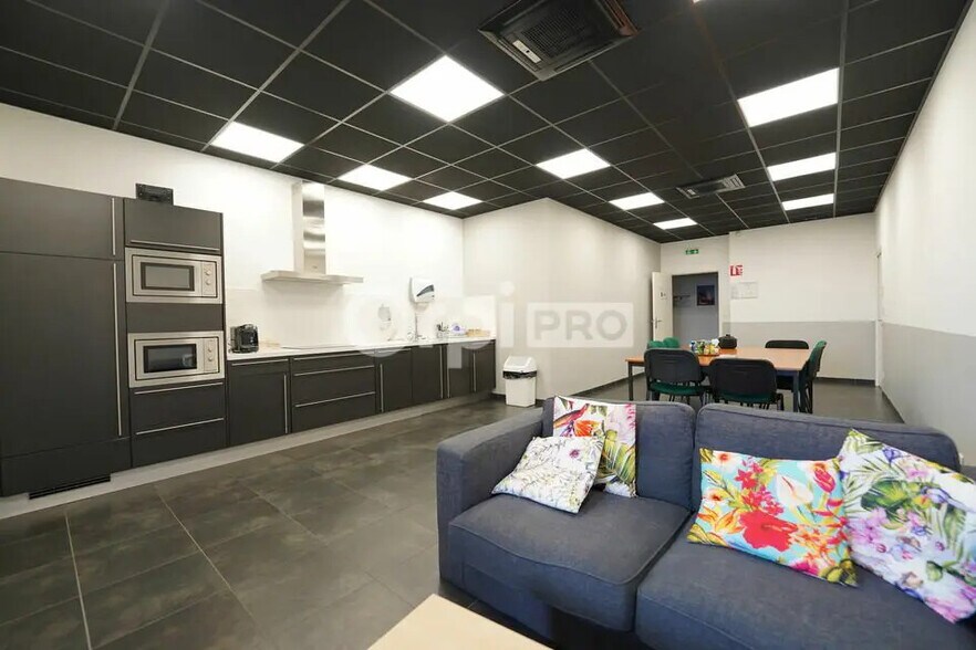 Bureau dans Saint-Quentin-Fallavier à louer - Photo de l’immeuble – Image 2 sur 9