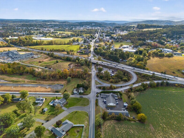 160 Spring Garden Dr, Bechtelsville, PA à vendre - Photo de l’immeuble – Image 3 sur 3