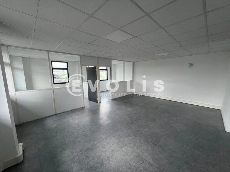 Bureau dans Servon à louer - Photo intérieure – Image 2 sur 6