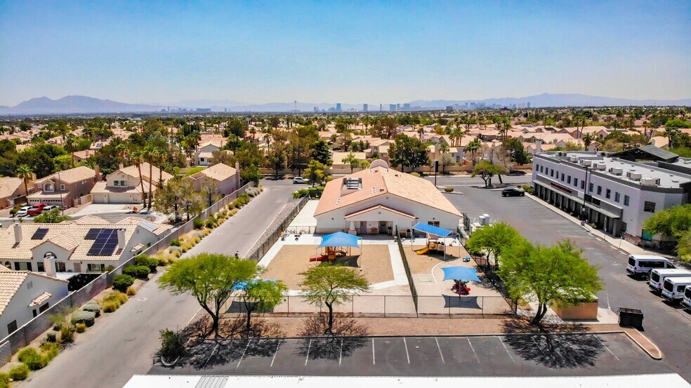 2121 Harbor Island Dr, Las Vegas, NV à vendre - Photo de l’immeuble – Image 3 sur 7