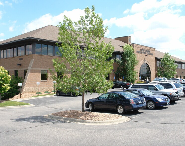 7447 Egan Dr, Savage, MN à louer - Photo de l’immeuble – Image 2 sur 5