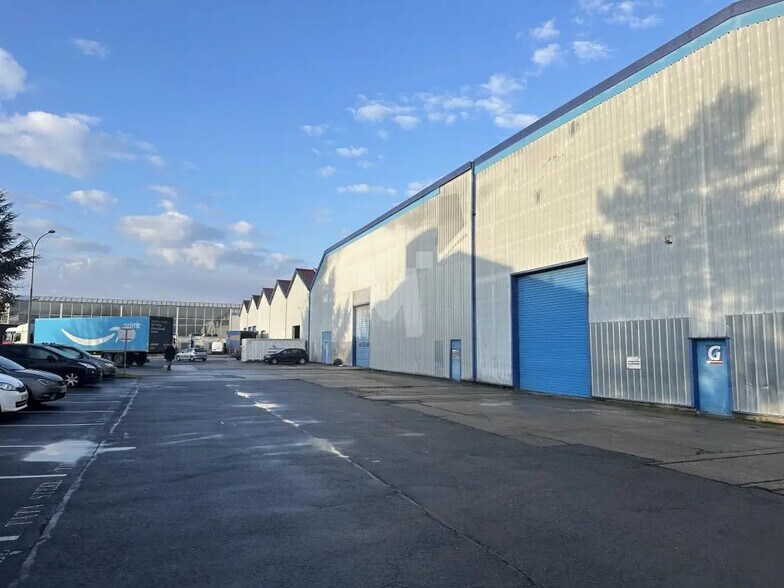 Local d’activités dans Corbeil-Essonnes à louer - Photo de l’immeuble – Image 2 sur 9