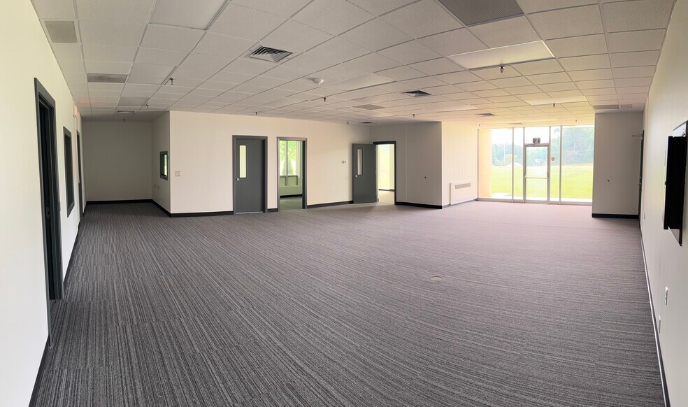 9300 Courtland Dr NE, Rockford, MI à louer - Photo de l’immeuble – Image 2 sur 7
