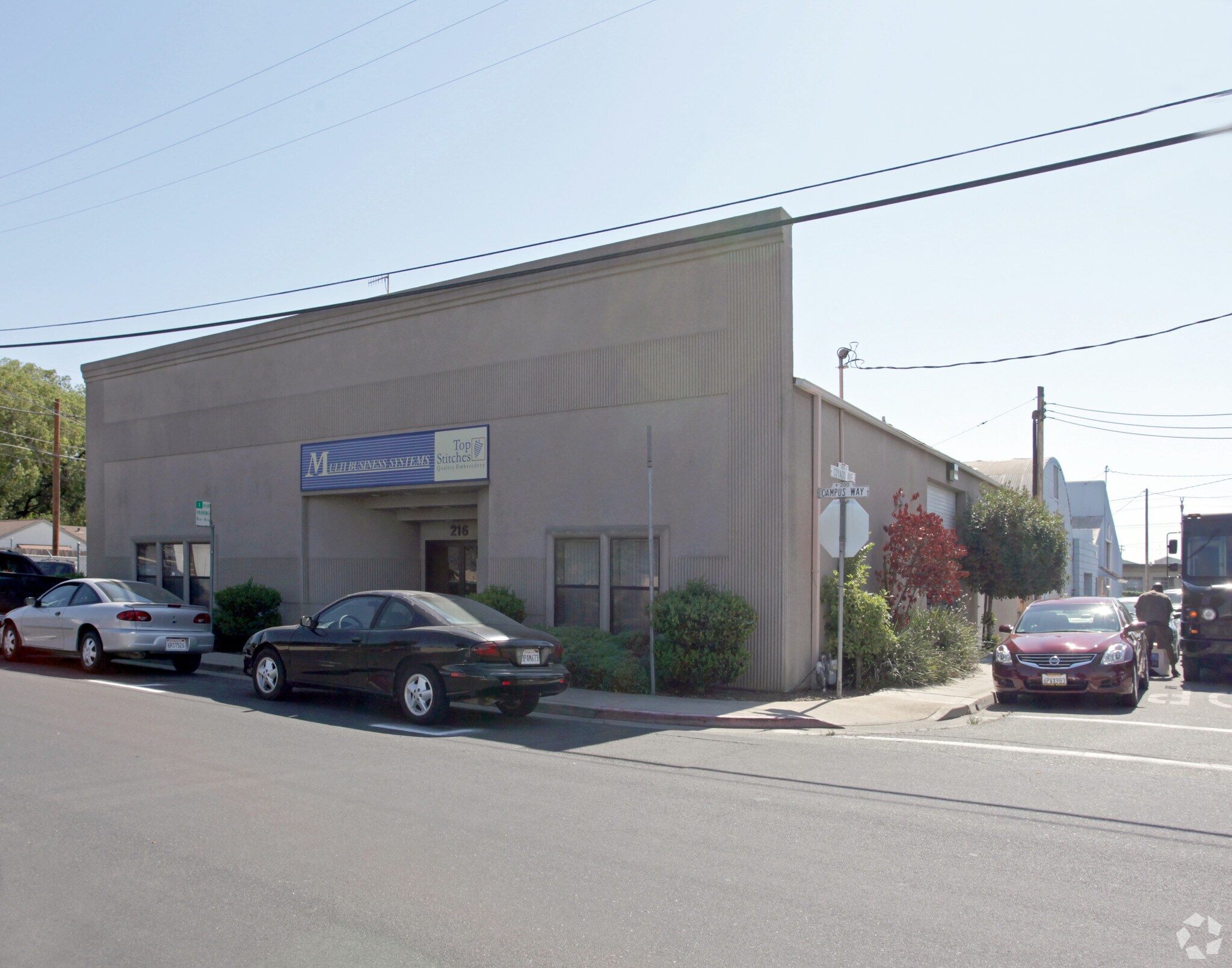 216 Campus Way, Modesto, CA à louer Photo principale– Image 1 sur 4