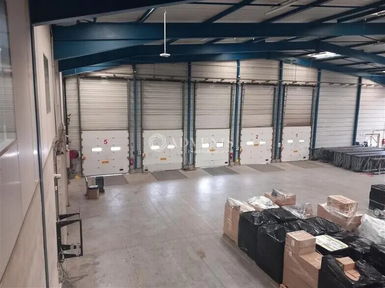 Industriel/Logistique dans à louer - Photo de l’immeuble – Image 1 sur 1