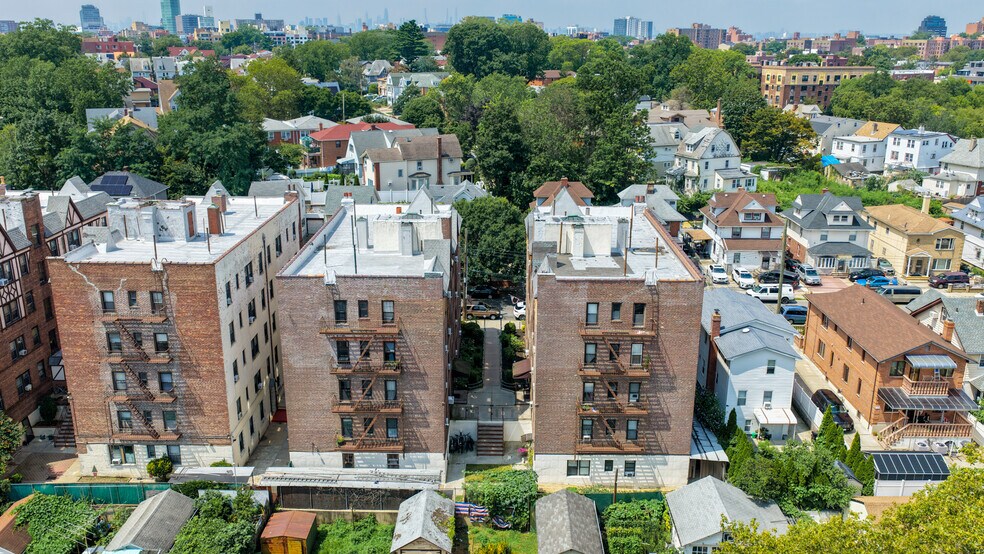 33 Unit Package 155th Street, Flushing portefeuille de 2 biens à vendre sur LoopNet.fr - Photo de l’immeuble – Image 3 sur 8