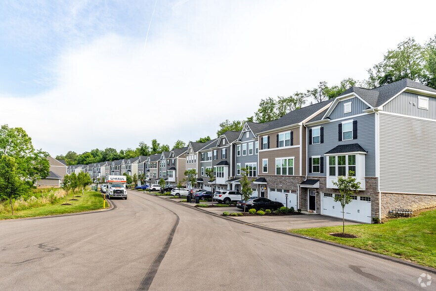 401 Plaza Dr, Pittsburgh, PA à vendre - Photo de l’immeuble – Image 2 sur 4
