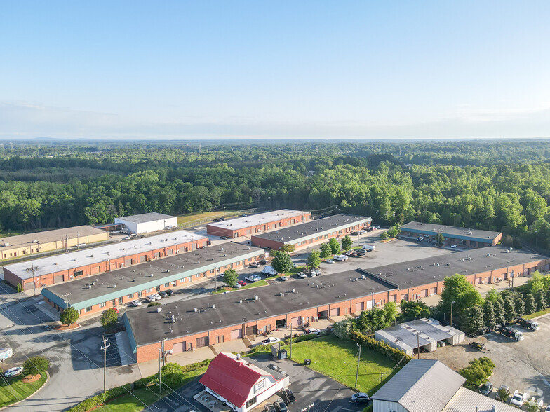 6120 Brookshire Blvd, Charlotte, NC à vendre - Photo de l’immeuble – Image 3 sur 10