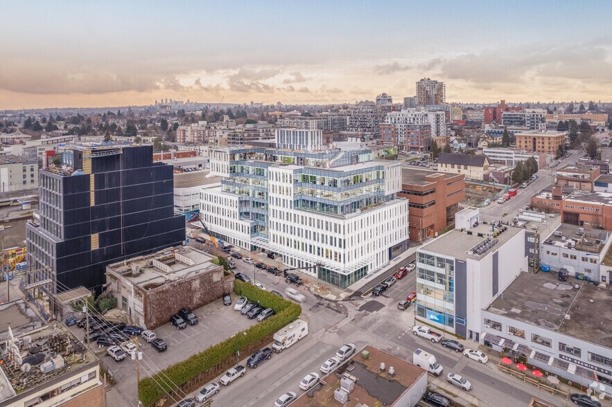 114 E 4th Ave, Vancouver, BC à louer - Photo de l’immeuble – Image 1 sur 3