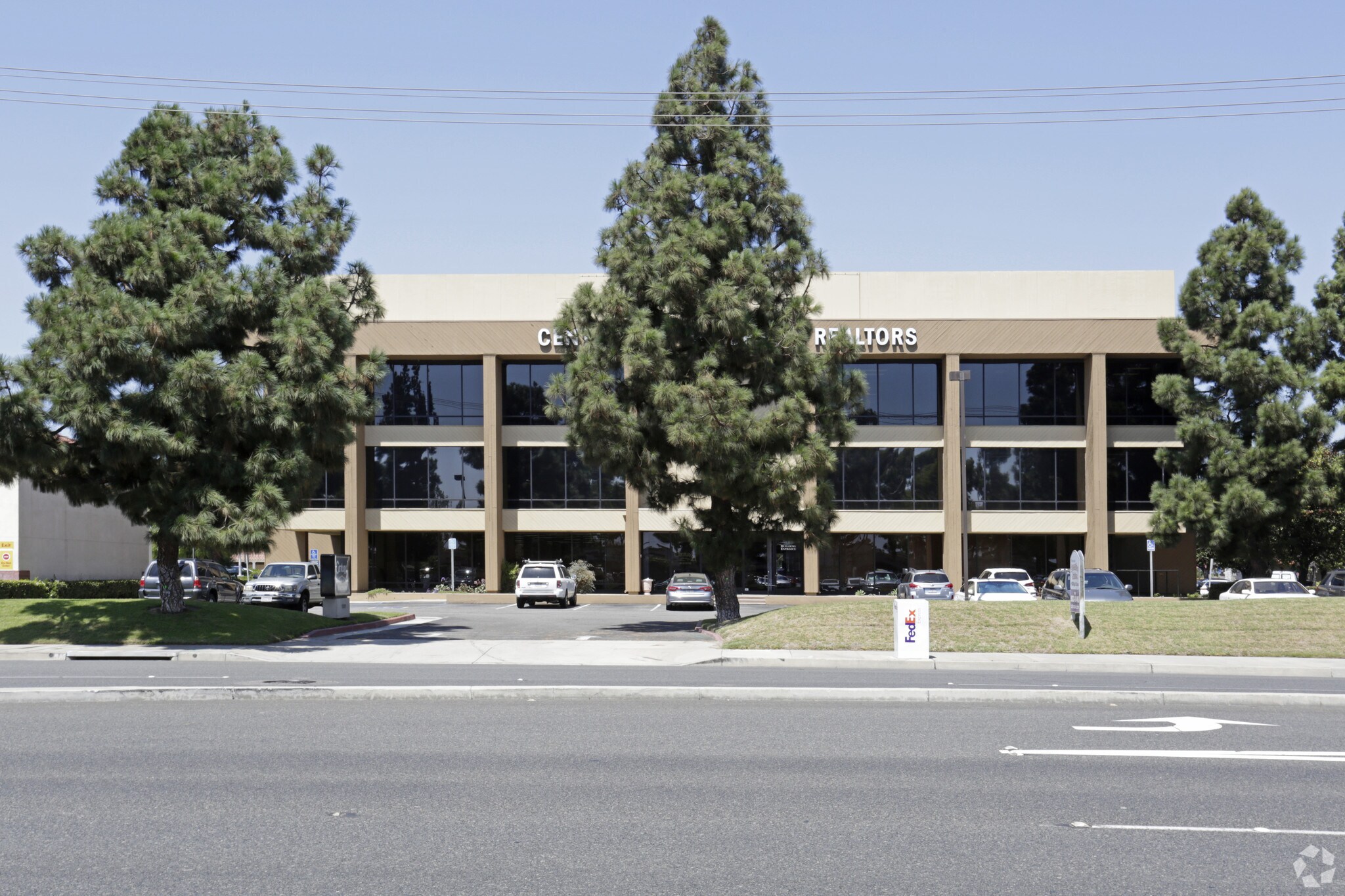 10061 Talbert Ave, Fountain Valley, CA à louer Photo de l’immeuble– Image 1 sur 4