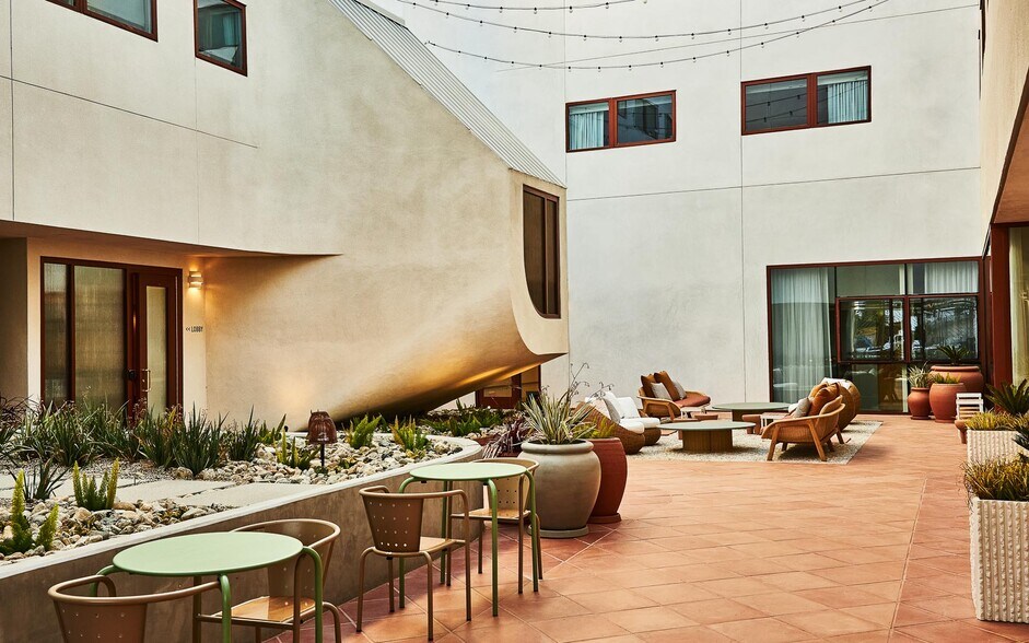 5170 W Adams Blvd, Los Angeles, CA à louer - Photo de l’immeuble – Image 3 sur 4