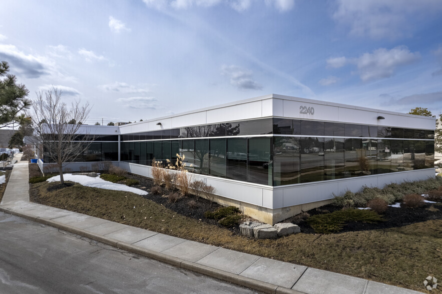2240 Argentia Rd, Mississauga, ON à louer - Photo de l’immeuble – Image 2 sur 6