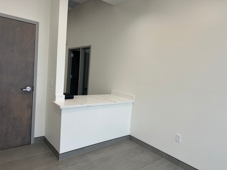 102 Tottenham Dr., Laredo, TX à louer - Photo de l’immeuble – Image 3 sur 5