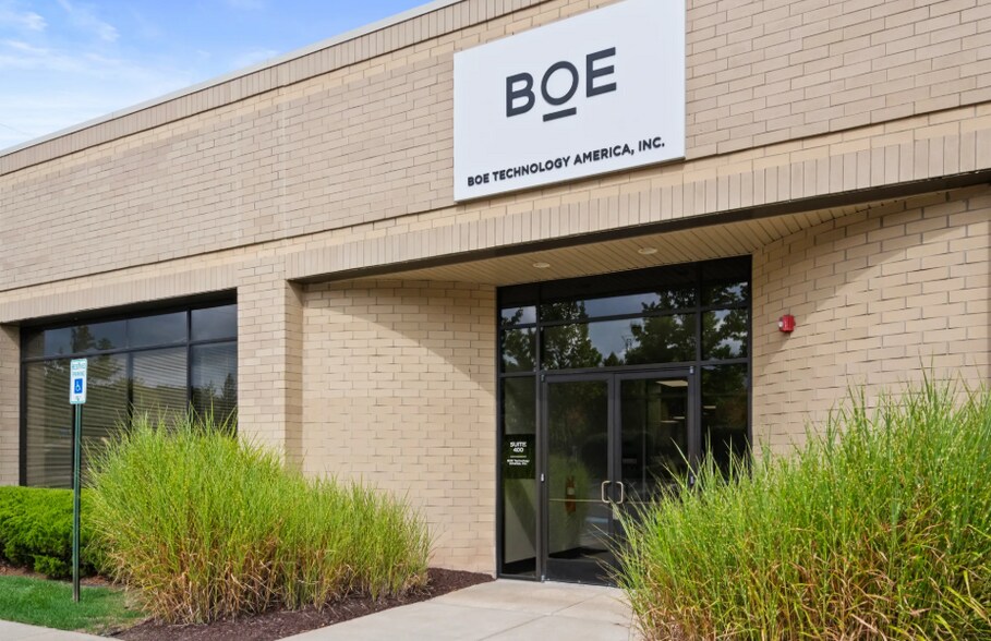 39625 Lewis Dr, Novi, MI à louer - Photo de l’immeuble – Image 3 sur 14