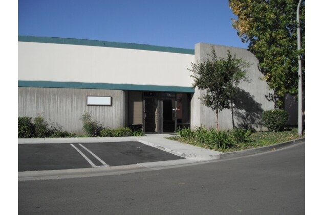 117-223 Viking Ave, Brea, CA à louer - Photo de l’immeuble – Image 2 sur 6