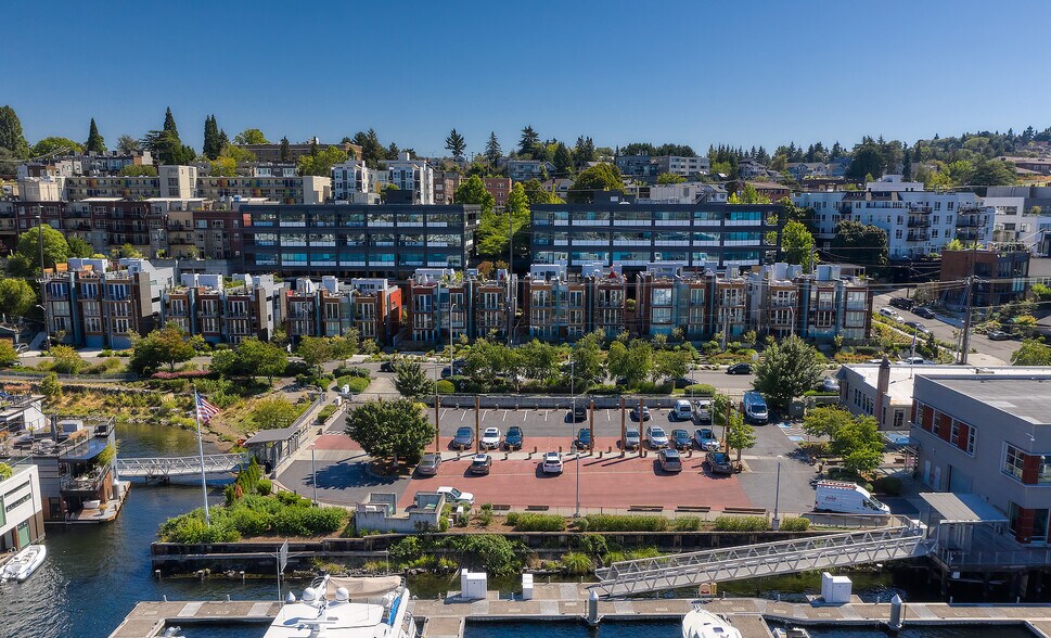 2825 Eastlake Ave E, Seattle, WA à louer - Photo principale – Image 1 sur 10