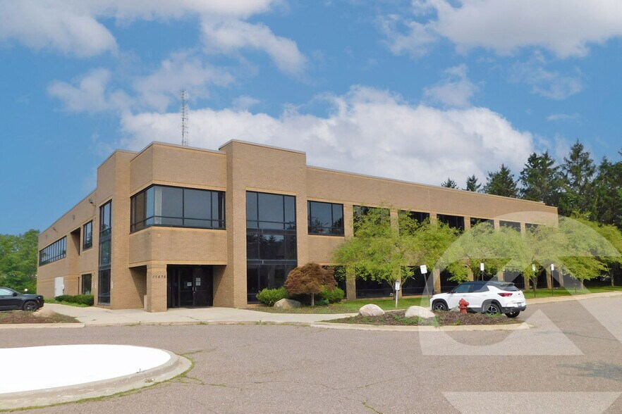27675 Halsted Rd, Farmington Hills, MI à louer - Photo de l’immeuble – Image 1 sur 5