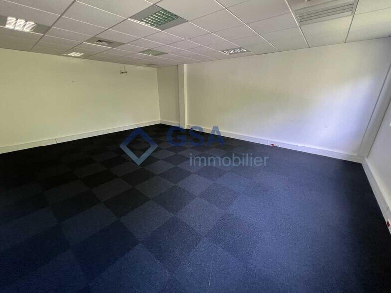 Bureau dans Savigny-le-Temple à louer - Photo intérieure – Image 3 sur 5