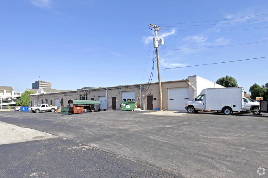 820-836 Hanley Industrial Ct, Brentwood, MO à louer - Photo de l’immeuble – Image 2 sur 3
