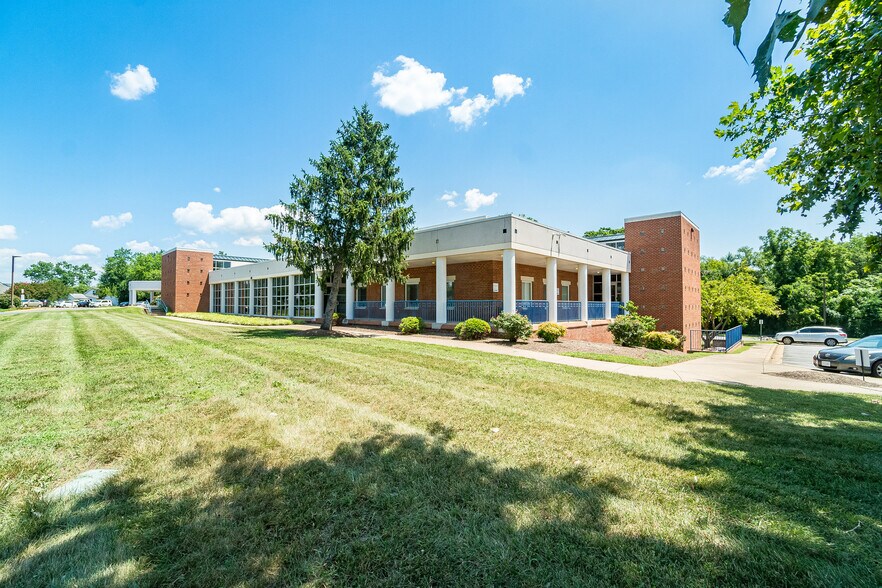 1701 Fall Hill Ave, Fredericksburg, VA à louer - Photo principale – Image 1 sur 15