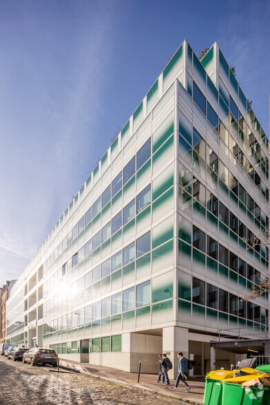 8 Rue Firmin Gillot, Paris à louer - Photo de l’immeuble – Image 3 sur 4