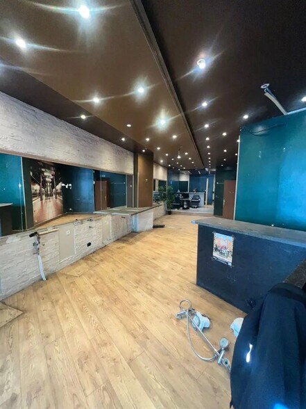 Local commercial dans Paris à louer - Photo de l’immeuble – Image 3 sur 4