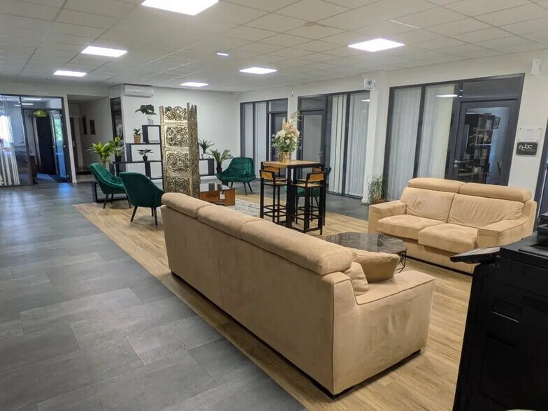 Bureau dans Miserey-Salines à louer - Hall d’entrée – Image 2 sur 4