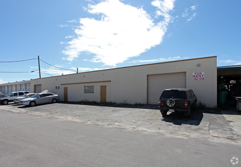 1035 NE 43rd Pl, Oakland Park, FL à vendre - Photo de l’immeuble – Image 2 sur 3