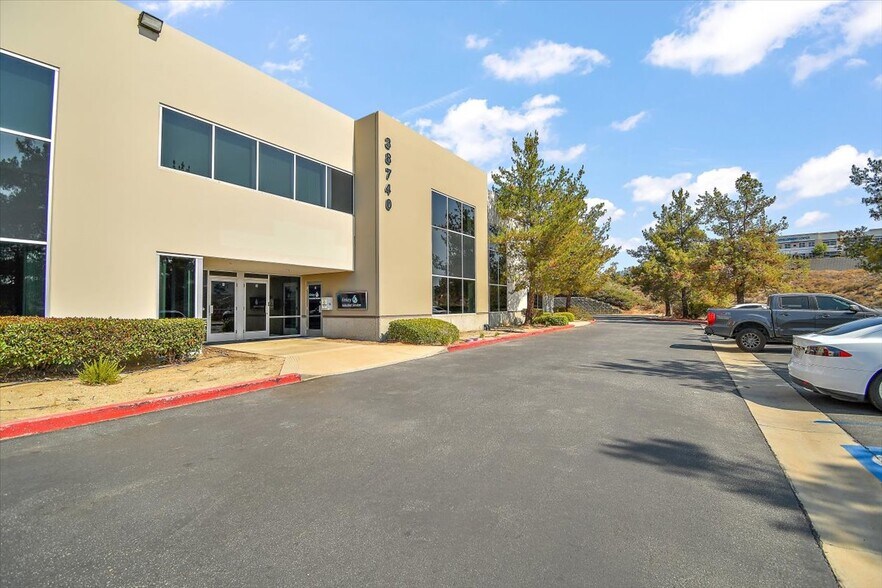 38740 Sky Canyon Dr, Murrieta, CA à louer - Photo de l’immeuble – Image 3 sur 23