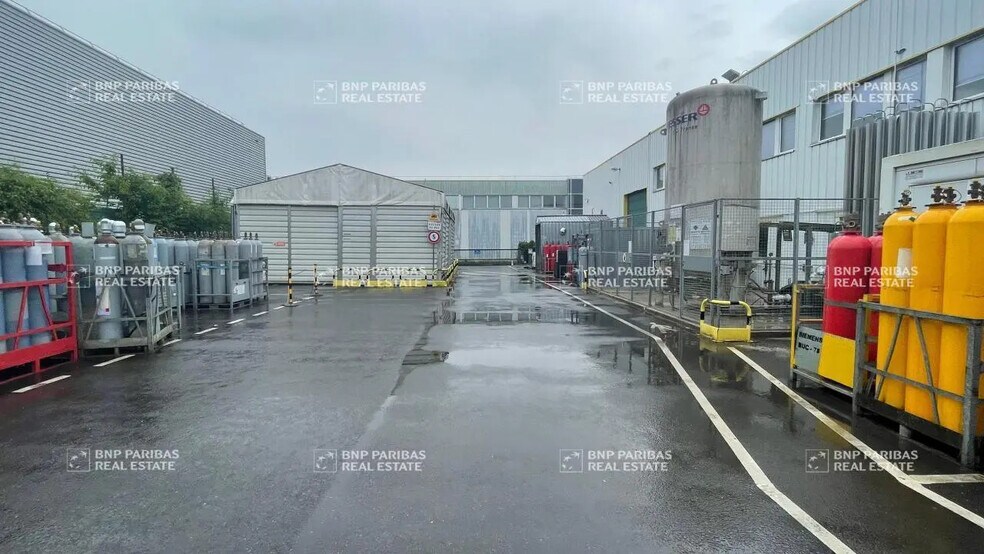 Local d’activités dans Buc à louer - Photo de l’immeuble – Image 2 sur 25