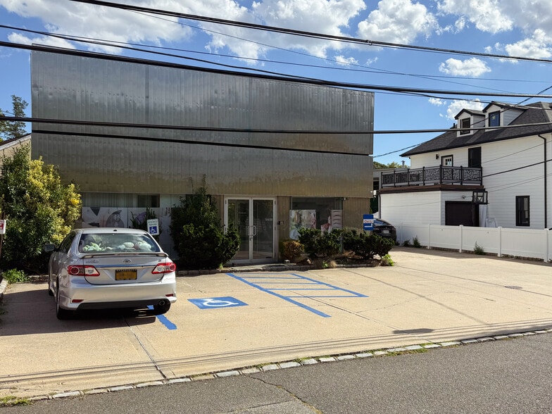 18 Genevieve Pl, Great Neck, NY à louer - Photo de l’immeuble – Image 3 sur 14