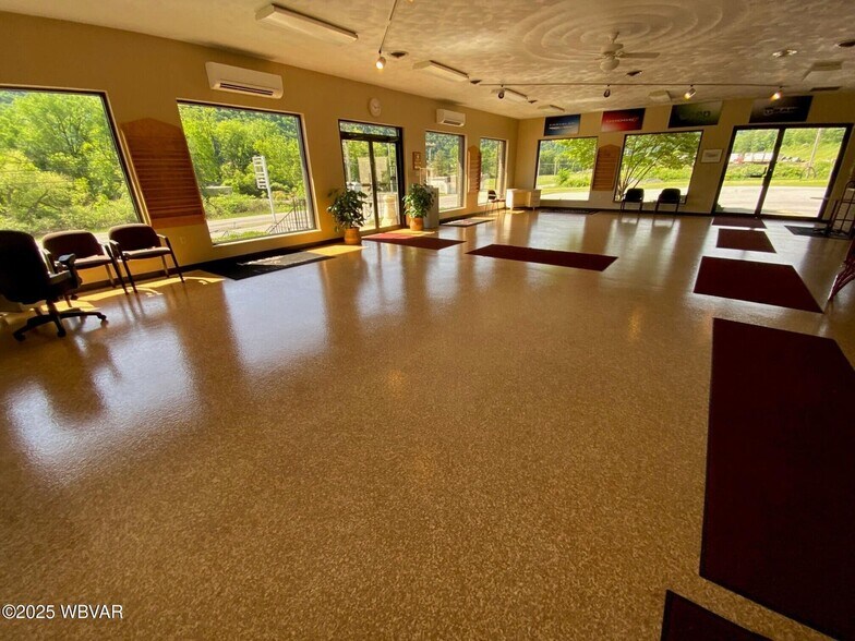 11958 Renovo Rd, North Bend, PA à vendre - Photo intérieure – Image 2 sur 6