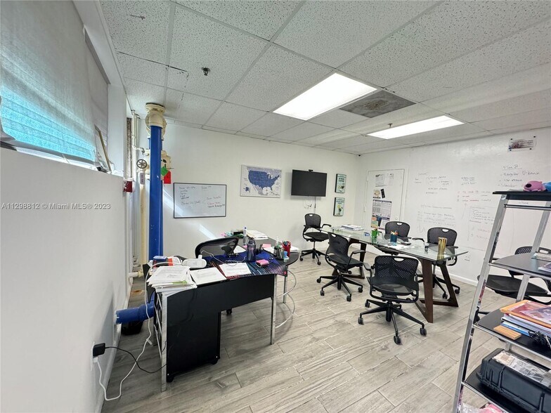 14201-14211 NE 18th Ave, Miami, FL à louer - Photo de l’immeuble – Image 3 sur 19